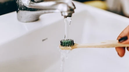 Ten produkt z apteki może pomóc przy przebarwieniach zębów po kawie i herbacie