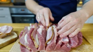 Szpikowany schab to sycące danie z dodatkiem boczku i kiszonej kapusty