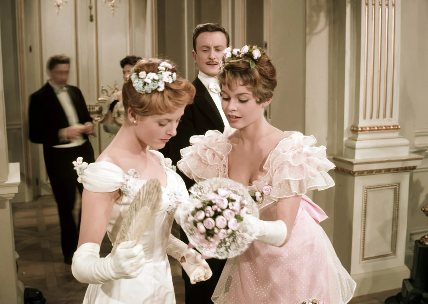 Brigitte Bardot (pierwsza po prawej) w filmie "Wielkie manewry" Brigitte Bardot (pierwsza po prawej) w filmie "Wielkie manewry"