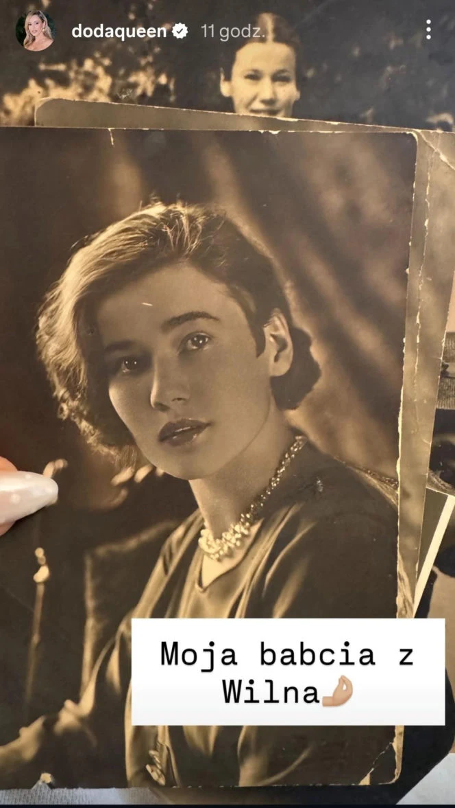 Stare czarno-białe zdjęcie portretowe młodej kobiety o delikatnych rysach twarzy, w eleganckiej sukni i z naszyjnikiem na szyi. W tle widoczne kolejne stare zdjęcie z uśmiechniętą osobą.