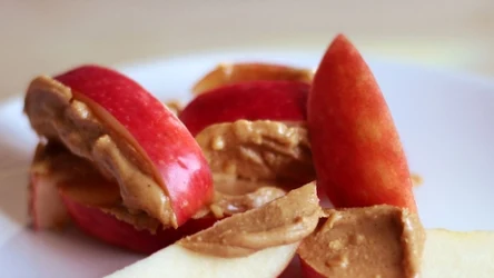 Jabłka z masłem orzechowym pomogą ci w utrzymaniu szczupłej sylwetki