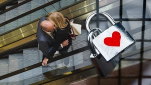 Swatki i biura matrymonialne to wciąż popularne sposoby poszukiwania miłości (kolaż - A.Włodarczyk/Interia)