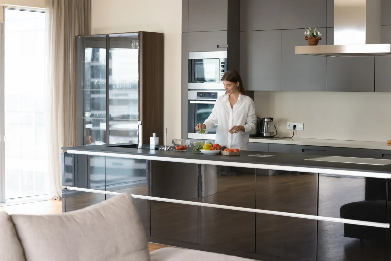 W dobrze rozplanowanej kuchni wygodnie przygotowuje się posiłki. 