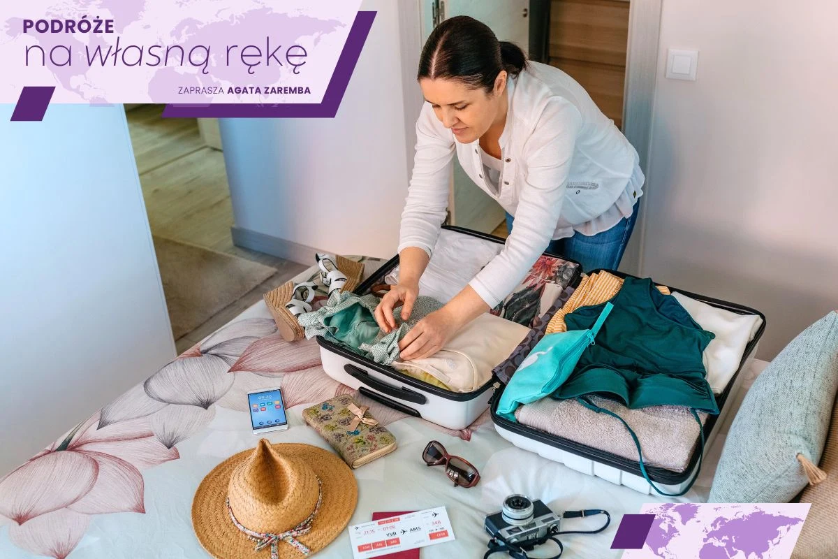 Bez tych rzeczy nie ruszam się w podróż Kobieta pakuje walizkę na łóżku, wokół niej znajdują się ubrania, kapelusz, bilety, aparat fotograficzny i inne przedmioty przydatne w podróży.