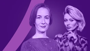 Dwie kobiety na tle w odcieniach fioletu, każda z wyraźnie innym stylem, jedna w prostym stroju z wygładzonymi włosami, druga w eleganckiej stylizacji z włosami ułożonymi na bok, obie patrzą przed siebie.