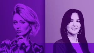 Dwie kobiety na kolorowym, fioletowo-różowym tle. Pierwsza z lewej ma krótkie, jasne włosy i stylową fryzurę, ubrana w wzorzystą bluzkę. Druga po prawej ma długie, ciemne włosy, nosi kolczyki koła i jasny top z marynarką.
