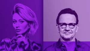 Kobieta i mężczyzna stojący obok siebie, każde w oddzielnym, kolorystycznie odróżnionym tle, oboje patrzą w kierunku obiektywu. Obraz utrzymany w tonacji fioletowej, tworzący nowoczesny i stylizowany efekt wizualny.