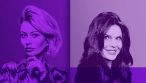 Dwie kobiety pozujące do zdjęcia studyjnego, każda na osobnym tle w odcieniach fioletu. Kobieta z lewej ma krótkie, jasne włosy ułożone na bok, trzyma dłoń przy podbródku. Kobieta z prawej ma długie, ciemne włosy i lekko uśmiecha się do aparatu.
