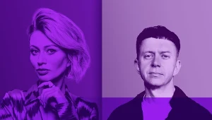 Dwie osoby ustawione obok siebie na tle podzielonym na dwie części o różnych odcieniach fioletu, po lewej stronie znajduje się kobieta z krótkimi jasnymi włosami i dłonią przy twarzy, po prawej stronie mężczyzna o krótkiej ciemnej fryzurze, patrzący pr...