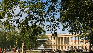 ​Od warszawskiej ikony do zbytkowej makiety. O Pałacu Saskim (i architekturze iluzji)