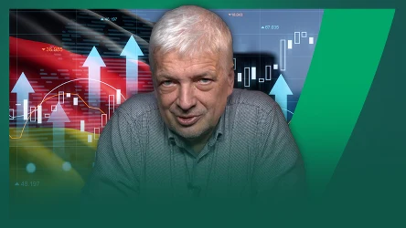 Starszy mężczyzna z siwymi włosami na tle wykresów giełdowych oraz flagi Niemiec, na ekranie widoczne strzałki symbolizujące wzrosty finansowe.