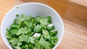 Liście tej rośliny charakteryzują się unikalnym, cytrusowym aromatem z nutą pieprzu.