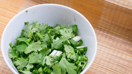 Liście tej rośliny charakteryzują się unikalnym, cytrusowym aromatem z nutą pieprzu.