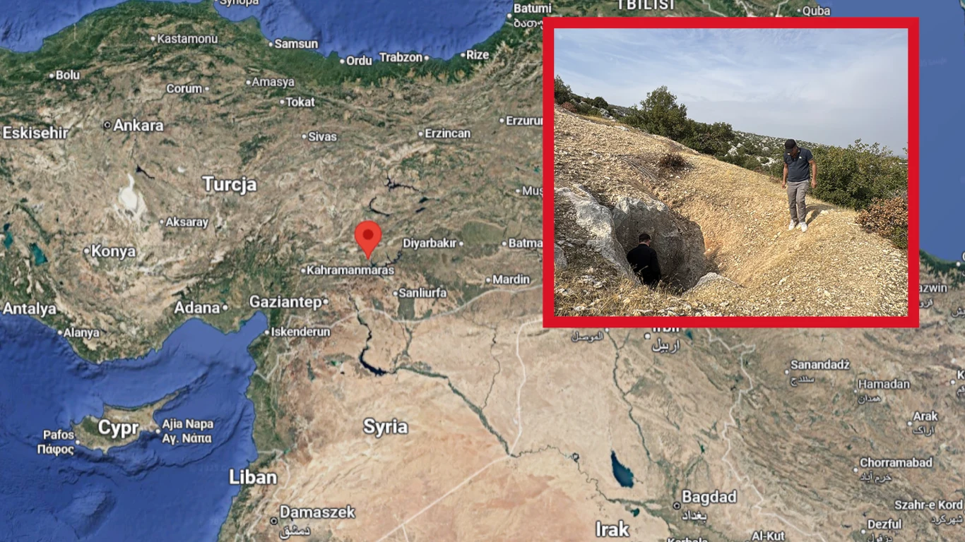 Niezwykłe odkrycie archeologiczne w Turcji. Spod ziemi wyłonił się potężny grobowiec Mapa przedstawiająca fragment Bliskiego Wschodu z wyraźnie oznaczonym punktem w Turcji oraz wstawione zdjęcie osoby stojącej przy wejściu do wykutej w skale jamy na wzgórzu.