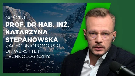Mężczyzna w garniturze z mikrofonem, tło z lodowcami i morzem, widoczny napis informujący o gościni prof. dr hab. inż. Katarzynie Stepanowskiej z Zachodniopomorskiego Uniwersytetu Technologicznego.