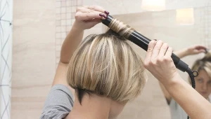 Krótkie włosy stylizuj w ten sposób. Odejmiesz sobie lat 