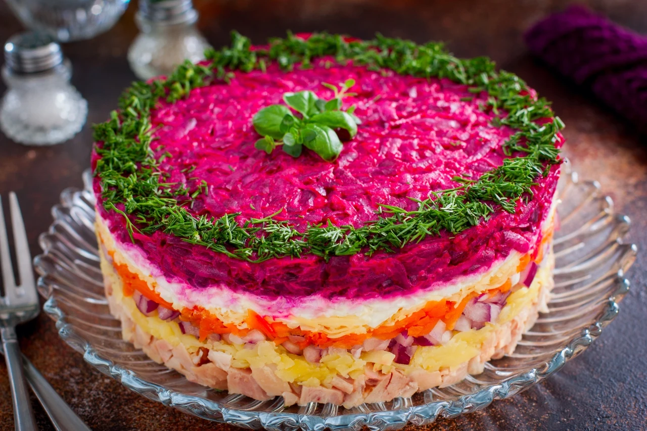 sałatka ze śledziem, warstwowa, z jajkiem, buraczkami, ogórkami i marchewką