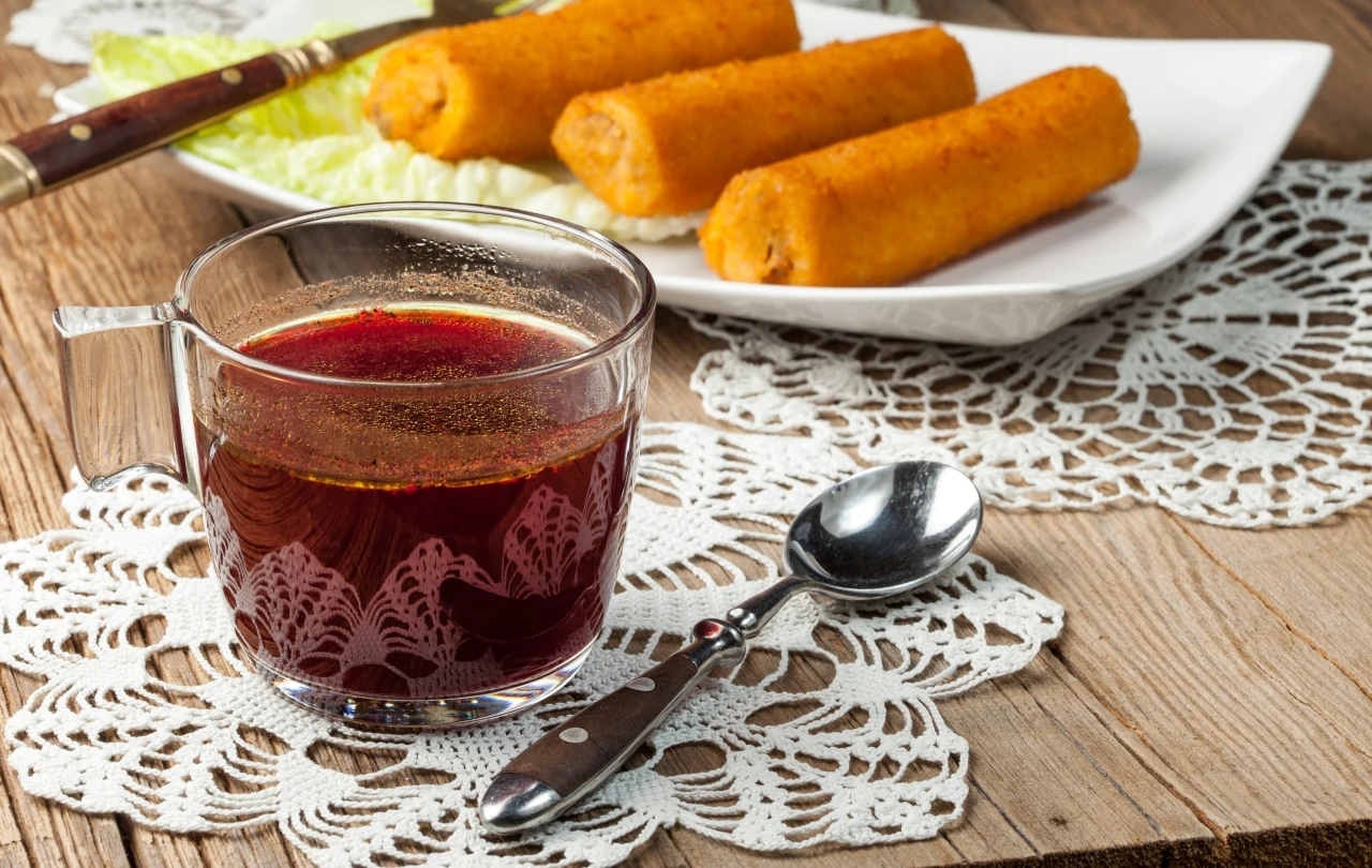 czerwony barszczyk z krokietami na stole