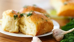 Mięciutkie bułeczki z dodatkiem masła czosnkowego i koperku 