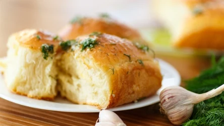 Mięciutkie bułeczki z dodatkiem masła czosnkowego i koperku 