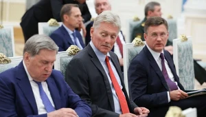 Kremlowscy politycy w oczekiwaniu na Putina. Od lewej: doradca Putina Jurij Uszakow, rzecznik Kremla Dmitrij Pieskow i wicepremier Aleksandr Nowak 