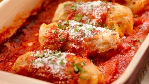 Smakowite gołąbki zapiekane w sosie pomidorowym z dodatkiem parmezanu 