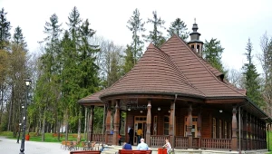 Pijalnia wód, skansen i czyste powietrze. Tym przyciąga górskie uzdrowisko 