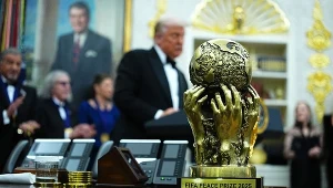 Donald Trump chwali się zakończeniem ośmiu wojen. Dwie wciąż trwają. Na zdjęciu Pokojowa Nagroda FIFA, którą otrzymał amerykański prezydent
