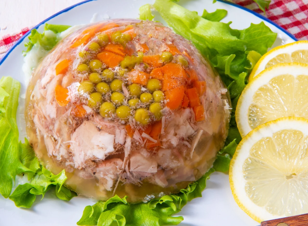 Galaretka z mięsem, marchewką i zielonym groszkiem