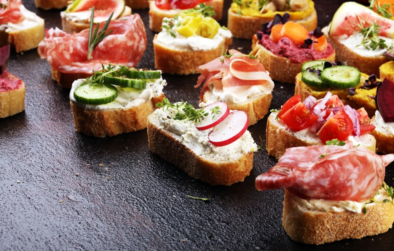 małe kanapeczki, tzw. finger foods z wędliną, rzodkiewką, serem