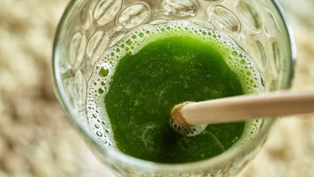 Przy dietach oczyszczających często stosuje się zielone soki 