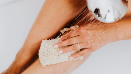 Ten wieczorny rytuał przywraca miękkość skóry nóg nawet zimą