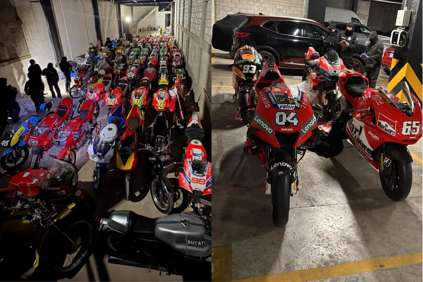 FBI zarekwirowało kolekcję motocykli wycenianą na 140 mln zł. Rzędy wyścigowych motocykli Ducati ustawionych w jasnym, garażowym pomieszczeniu, z przodu widoczne maszyny ozdobione numerami i sponsorami. W tle pojazdy osobowe oraz sylwetki kilku osób obserwujących ekspozycję.