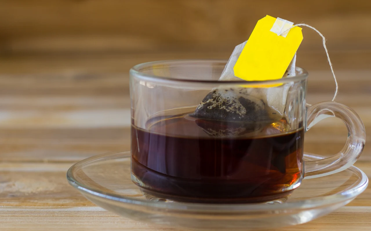 Okłady z herbaty na oczy pomogą przed sylwestrem