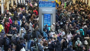 Tłum na dworcu St. Pancras w Londynie po wstrzymaniu ruchu tunelem pod kanałem La Manche