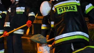 Strażacy układają worki z piaskiem wzdłuż ulicy Portowej we Fromborku (zdj. ilustracyjne)