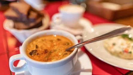 Forszmak, czyli zupa z mięsem, pomidorami i kiszonymi oraz konserwowanymi ogórkami