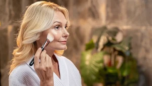 Tak malują się Francuzki po 50-tce. Dzięki temu wyglądają świeżo i młodo 