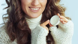 Odwadniamy skórą nawilżającymi kremami? Niestety zimą to częsty błąd