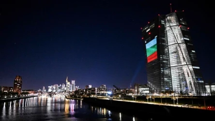 Bułgarska flaga na fasadzie Europejskiego Banku Centralnego