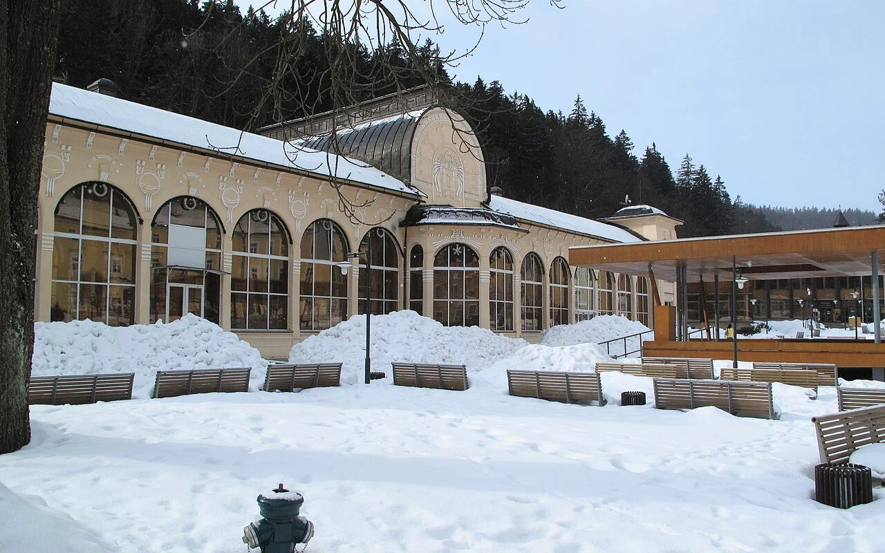 Uzdrowisko, które zachwyca wodami termalnymi, czystym powietrzem i licznymi atrakcjami. Leży zaledwie 13 km od polskiej granicy