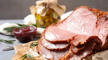 Pieczona szynka w marynacie.