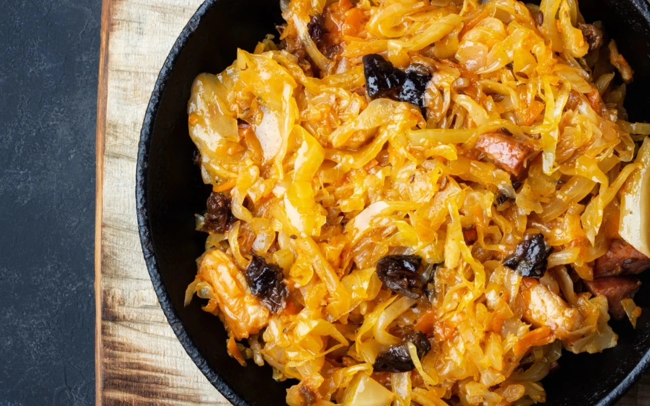 Najlepsze gorące danie na Sylwestra - wrzucasz do garnka, a ono robi się samo. To "bigos express"