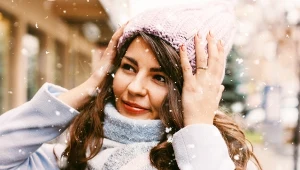 Włosy na szalik czy pod szalik, rozpuszczone czy spięte, jak nosić je na mrozie?