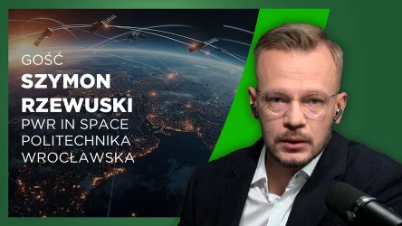 Mężczyzna w okularach i słuchawkach siedzący przed mikrofonem, obok wizualizacja Ziemi z kosmosu oraz satelitów na tle napisu informującego o rozmówcy i jego afiliacji z Politechniką Wrocławską.