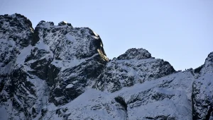 Ratownicy TOPR i przewodnicy tatrzańscy ostrzegają przed zjeżdżaniem na jabłuszku w rejonach górskich szczególnie dość niebezpiecznych jak rejony Koziego Wierchu