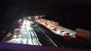 W wyniku intensywnych opadów śniegu kierowcy utknęli na S7. Dlaczego do tego doszło?
