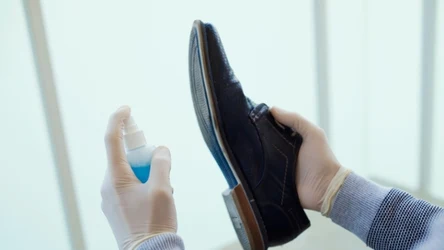 Spryskaj podeszwy butów i czuj się bezpiecznie na śliskim chodniku