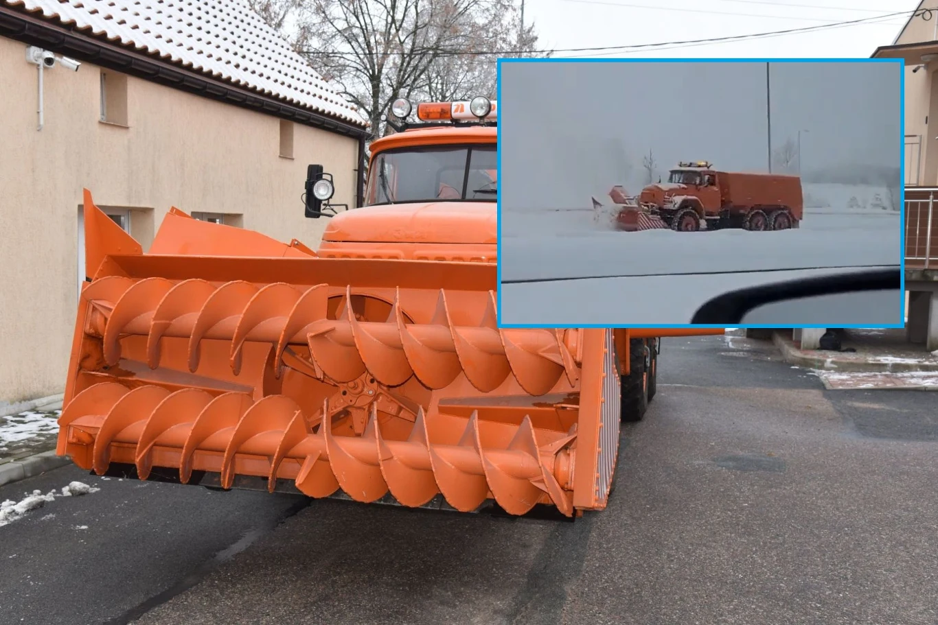 Do walki ze skutkami intensywnych opadów śniegu drogowcy wystawili sprzęt wagi ciężkiej. Pomarańczowy pług wirnikowy z przodu wyposażony w duże ślimakowe ostrza do odśnieżania, stojący na asfaltowej ulicy wśród zabudowań. W prawym górnym rogu zdjęcia widoczna wstawka z tego samego pojazdu pracującego w trudnych warunkach zimowych podczas o...