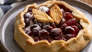 Rustykalne mini tarty z wiśniami. Bez foremek, ale jeszcze lepsze - z przepisu Karoliny Stolarskiej-Bigos